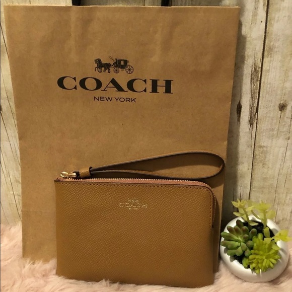 Coach corner zip wrislet tan